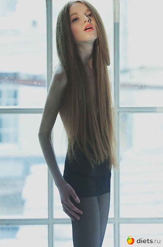 Молоденькая девушка с белокурыми волосами трахается с черным гигантом