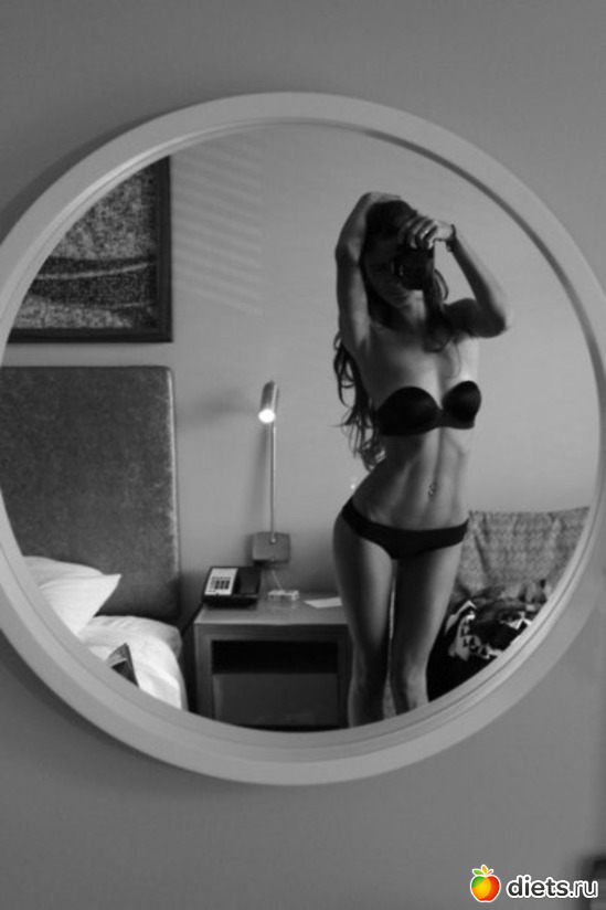 Бритая щелка голой эмо девчонки в зеркале 15 фото эротики